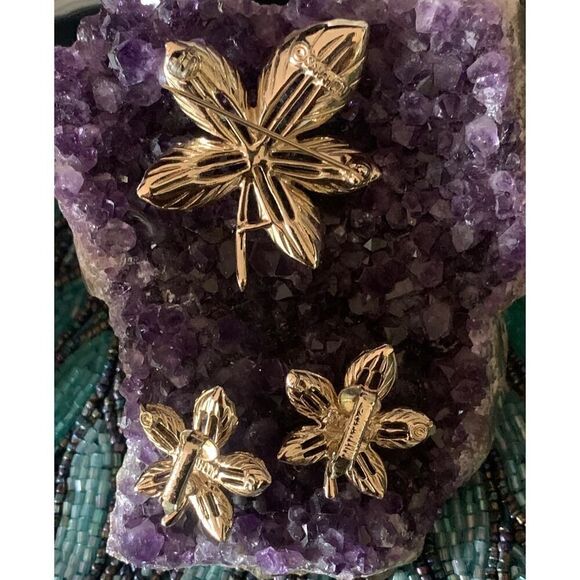 Sarah Coventry Petal Brooch and Earrings set, in Gold wash, Stamped - Picture 3 of 5